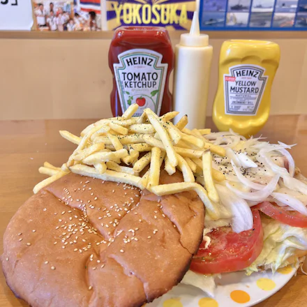 【横須賀】バンズ20cmの衝撃!巨大ネイビーバーガーと笑顔があふれる名店『LAUNA』